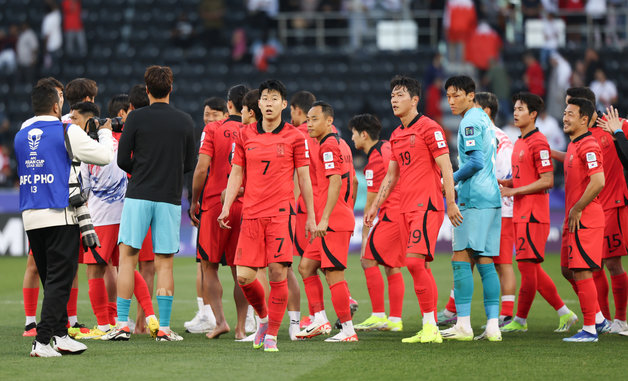 대한민국 축구대표팀 선수들이 15일(현지시간) 카타르 도하 자심 빈 하마드 스타디움에서 열린 2023 아시아축구연맹(AFC) 카타르 아시안컵 조별리그 E조 대한민국과 바레인의 경기에서 3대1로 승리한 후 경기장을 나서고 있다. 2024.1.15/뉴스1