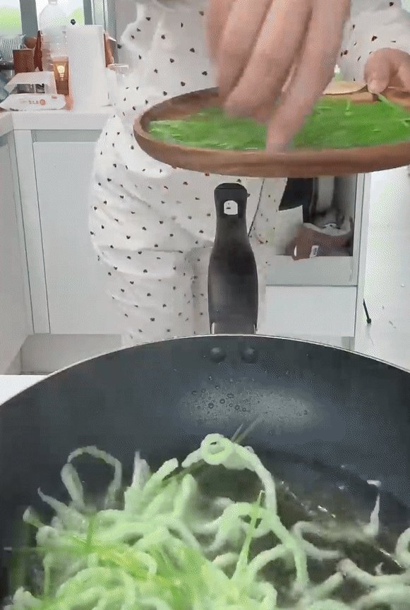 녹말 이쑤시개를 기름에 튀겨 튀김처럼 먹는 ‘녹말 이쑤시개 튀김’이 유행이다. 유튜브 채널 내하루 영상 갈무리