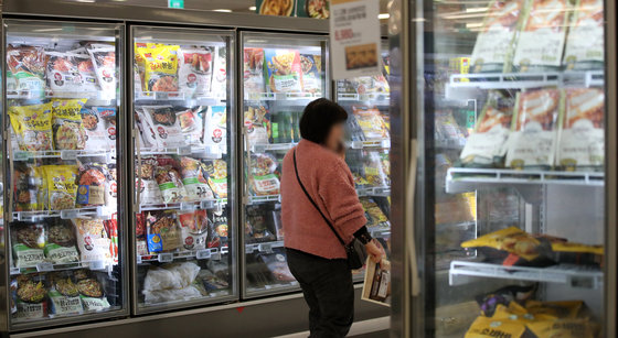 18일 서울 시내의 한 대형 마트에 밀키트 제품들이 진열돼 있다. 2024.1.18 뉴스1