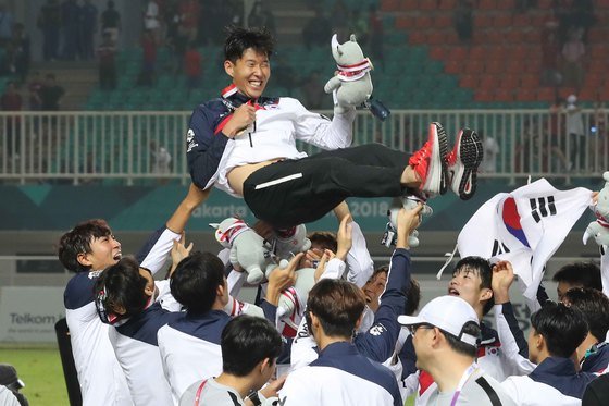 2018년 자카르타·팔렘방 아시안게임에서 금메달을 획득한 한국 축구 대표팀. /뉴스1 ⓒ News1