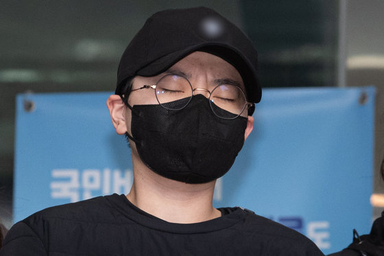 ‘재벌 3세’를 사칭하며 사기 행각을 벌인 혐의로 구속된 전청조씨(27)가 10일 서울 송파경찰서에서 검찰로 송치되고 있다. 2023.11.10. 뉴스1