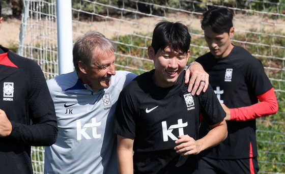 Coach Jurgen Klinsmann and Hong Hyun-seok of the Korean national soccer team, who are participating in the 2023 Asian Football Confederation (AFC) Qatar Asian Cup, are training at the Al Egla Training Center in Doha, Qatar, on the 21st (local time).  2024.1.21 News 1
