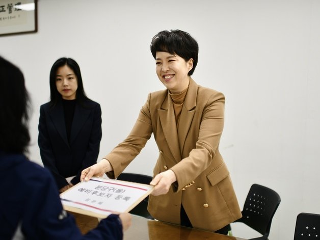 김은혜 전 대통령실 홍보수석(53·국민의힘)이 22일 성남시 분당구을 예비후보로 등록했다.(김은혜 예비후보 제공)/