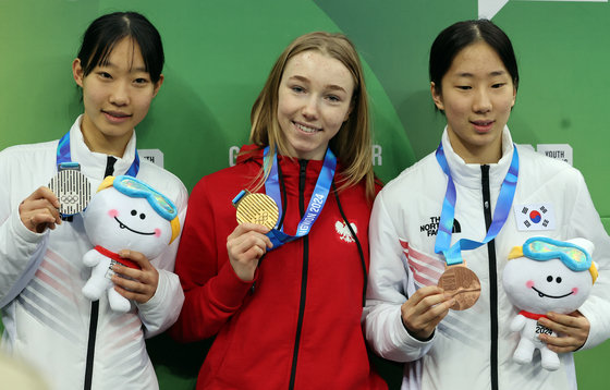 은메달 획득한 대한민국 강민지(왼쪽부터)와 금메달 획득한 폴란드의 안나 팔코프스카, 동메달 획득한 대한민국 정재희가 22일 강원도 강릉 올림픽파크 강릉아이스아레나에서 열린 2024 강원동계청소년올림픽 여자 쇼트트랙 500m 시상식을 마친 뒤 기념 촬영을 하고 있다. 2024.1.22/뉴스1 ⓒ News1