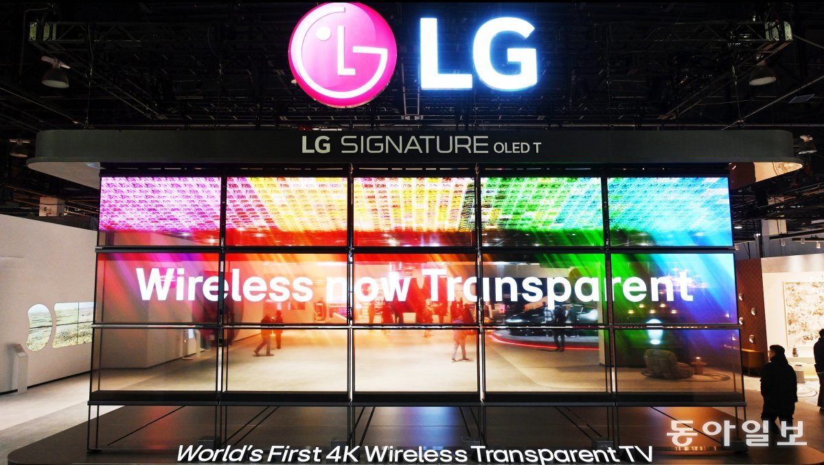 세계 최초의 무선 투명 올레드 TV인 ‘LG 시그니처 올레드 T’는 CES 혁신상 5개와 외신들의 연이은 극찬을 받으며 CES 2024의 주인공이 됐다.