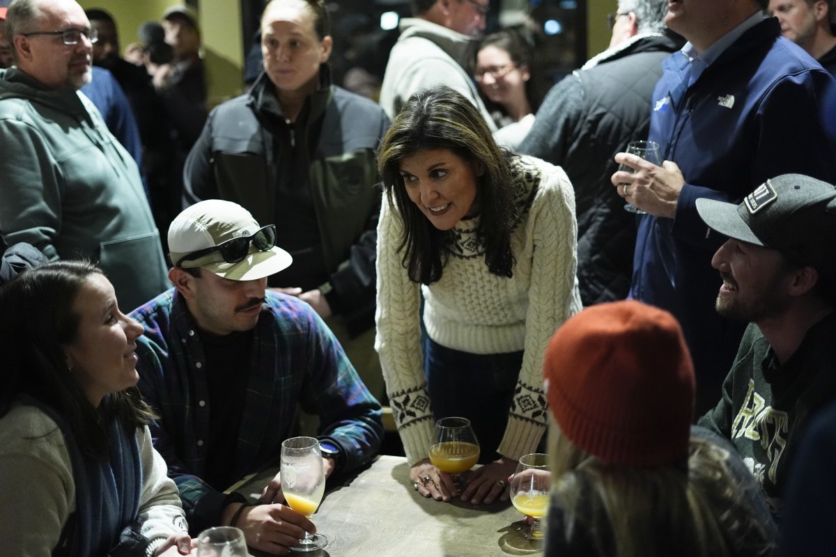 21일(현지 시간) 니키 헤일리 전 주유엔 미국대사가 뉴햄프셔주 뉴마켓의 한 양조장에서 맥주잔을 놓고 지지자들과 대화하고 있다. 로체스터·뉴마켓=AP 뉴시스