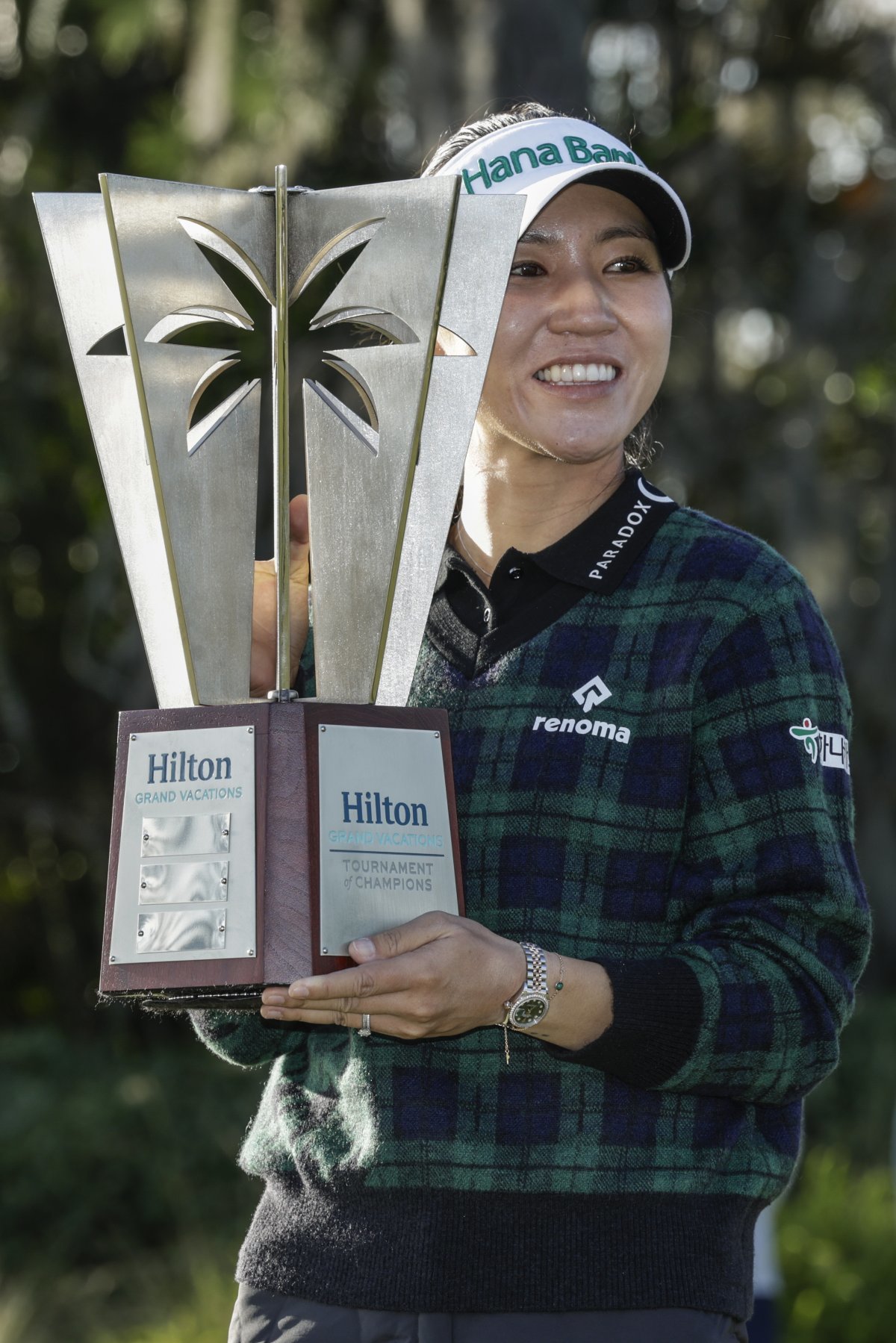 뉴질랜드 교포 리디아 고가 22일 미국여자프로골프(LPGA)투어 시즌 개막 대회인 ‘힐턴 그랜드 베케이션스 토너먼트 오브 
챔피언스’ 정상에 오른 뒤 우승 트로피를 든 채 웃고 있다. 이날 우승으로 리디아 고는 LPGA투어 통산 20승을 채웠다. 
올랜도=AP 뉴시스