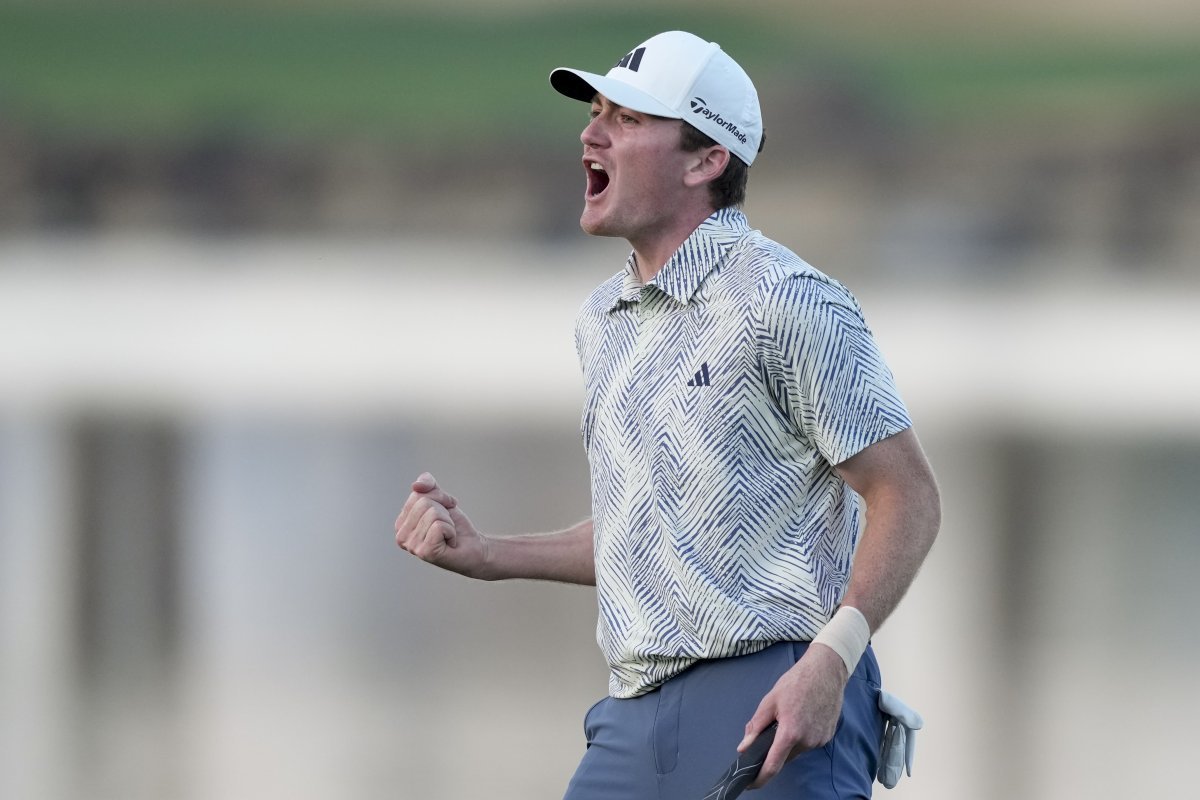 Nick Dunlap (USA), a 20-year-old college golfer, is roaring after making a 1.7m par putt that confirmed his victory in the 18th hole of the final 4th round of the PGA Tour American Express on the 22nd.  Dunlap became the first amateur player to reach the top of the PGA Tour in 33 years.  La Quinta = AP Newsis