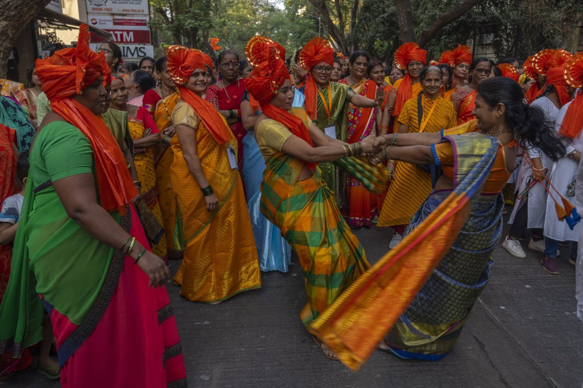 22일(현지시각) 인도 우타르프라데시주 아요디아에서 힌두교 라마신 사원 '람 잔마부디 만디르' 개관식이 열리는 동안 뭄바이에서 힌두교 신자들이 춤을 추면서 개관을 축하하고 있다. 이 사원은 과거 무슬림과의 유혈 충돌로 약 2천 명이 사망했던 인도 역사상 최악의 종교 갈등 분쟁지에 세워졌다. 2024.01.22. [뭄바이=AP/뉴시스]