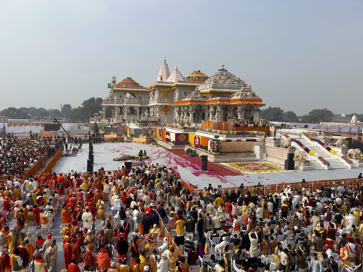 22일(현지시각) 인도 우타르프라데시주 아요디아에서 열리는 힌두교 라마신 사원 \'람 잔마부디 만디르\' 개관식을 앞두고 힌두교 신자들이 사원 주변에 모여 있다. 이 사원은 과거 무슬림과의 유혈 충돌로 약 2천 명이 사망했던 인도 역사상 최악의 종교 갈등 분쟁지에 세워졌다. 2024.01.22. [아요디아=AP/뉴시스]