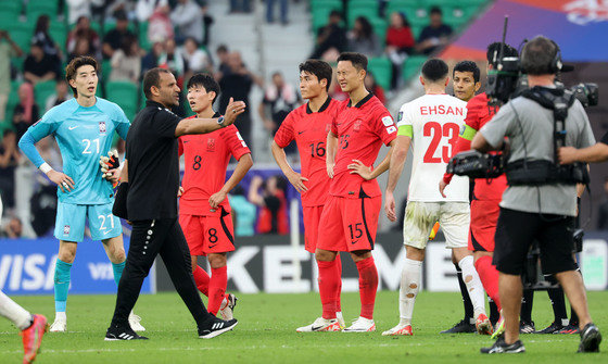 대한민국 축구대표팀 선수들이 20일(현지시간) 카타르 도하 알투마마 스타디움에서 열린 2023 아시아축구연맹(AFC) 카타르 아시안컵 조별리그 E조 조별리그 2차전 요르단과 대한민국의 경기에서 2-2 무승부를 기록한 후 아쉬워하고 있다. 2024.1.20. 뉴스1