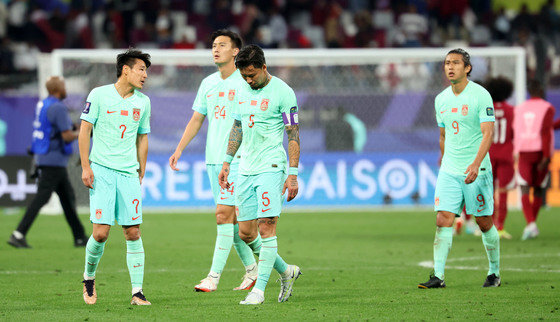 중국 선수들이 22일(현지시간) 카타르 도하 칼리파 인터내셔널 스타디움에서 열린 2023 아시아축구연맹(AFC) 카타르 아시안컵 조별리그 A조 조별리그 3차전 카타르와 중국의 경기에서 0-1로 패배한 후 아쉬워하고 있다. 2024.1.23. 뉴스1