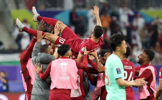 카타르 알 하이도스가 22일(현지시간) 카타르 도하 칼리파 인터내셔널 스타디움에서 열린 2023 아시아축구연맹(AFC) 카타르 아시안컵 조별리그 A조 조별리그 3차전 카타르와 중국의 경기에서 선제골을 넣은 후 동료 선수들에게 헹가래를 받고 있다. 2024.1.23. 뉴스1