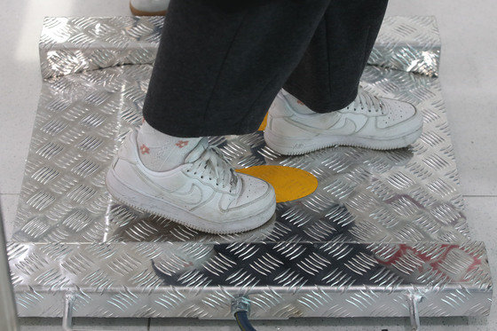 22일 서울 강서구 김포국제공항 국제선 출국장에서 한 탑승객이 몸무게 측정을 하고 있다. 아시아나항공은 승객 표준 중량 측정을 위해 오는 31일까지 국제선 항공기에 탑승하는 승객들의 몸무게를 측정한다. 2024.1.22. 공항사진기자단