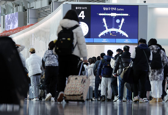 크리스마스 연휴를 하루 앞둔 22일 오전 인천국제공항 출국장이 여행객으로 붐비고 있다.  2023.12.22/뉴스1