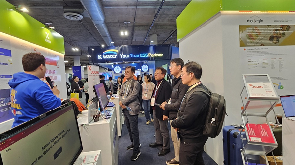 성균관대 유지범 총장, 최재붕 부총장, 글로벌창업대학원 김경환 원장 등 관계자에게 사수래(SASU24)서비스 소개를 하고 있는 ㈜인트윈 최세헌 대표.