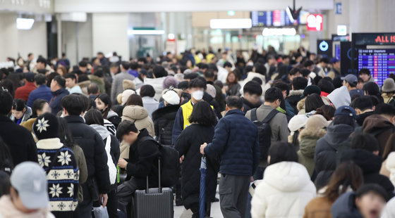 제주지역 폭설과 강풍으로 항공기 결항이 이어지고 있는 23일 오전 제주국제공항 국내선 출발장이 결항승객들로 붐비고 있다. 2024.1.23/뉴스1