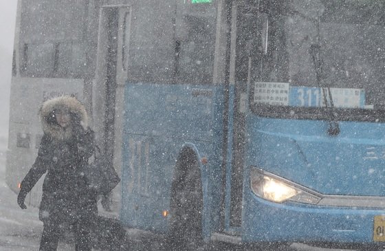 제주에 많은 눈이 내리고 있는 23일 오전 제주시 연동 한 거리에서 시민들이 힘겨운 출근길에 나서고 있다.2024.1.23/뉴스1