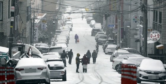 제주에 많은 눈이 내리고 있는 23일 오전 제주시 연동 한 거리에서 시민들이 힘겨운 출근길에 나서고 있다.2024.1.23/뉴스1