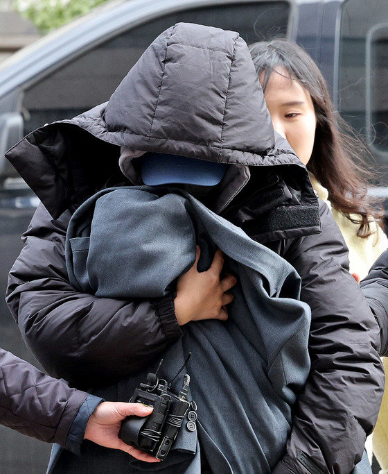 배우 故이선균씨를 협박해 수천만 원을 받은 20대 여성 A씨가 지난달 28일 오후 인천 미추홀구 인천지방법원에서 열린 구속 전 피의자 심문(영장실질심사)에 출석하고 있다. 2023.12.28/뉴스1