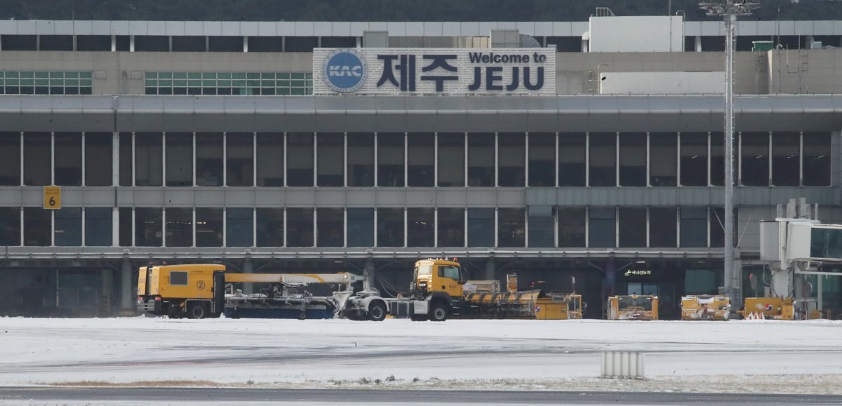 제주 지역 폭설과 강풍으로 항공기 결항이 이어지고 있는 23일 오전 제주국제공항 활주로에서 제설작업이 이뤄지고 있다. 2024.1.23. 뉴스1