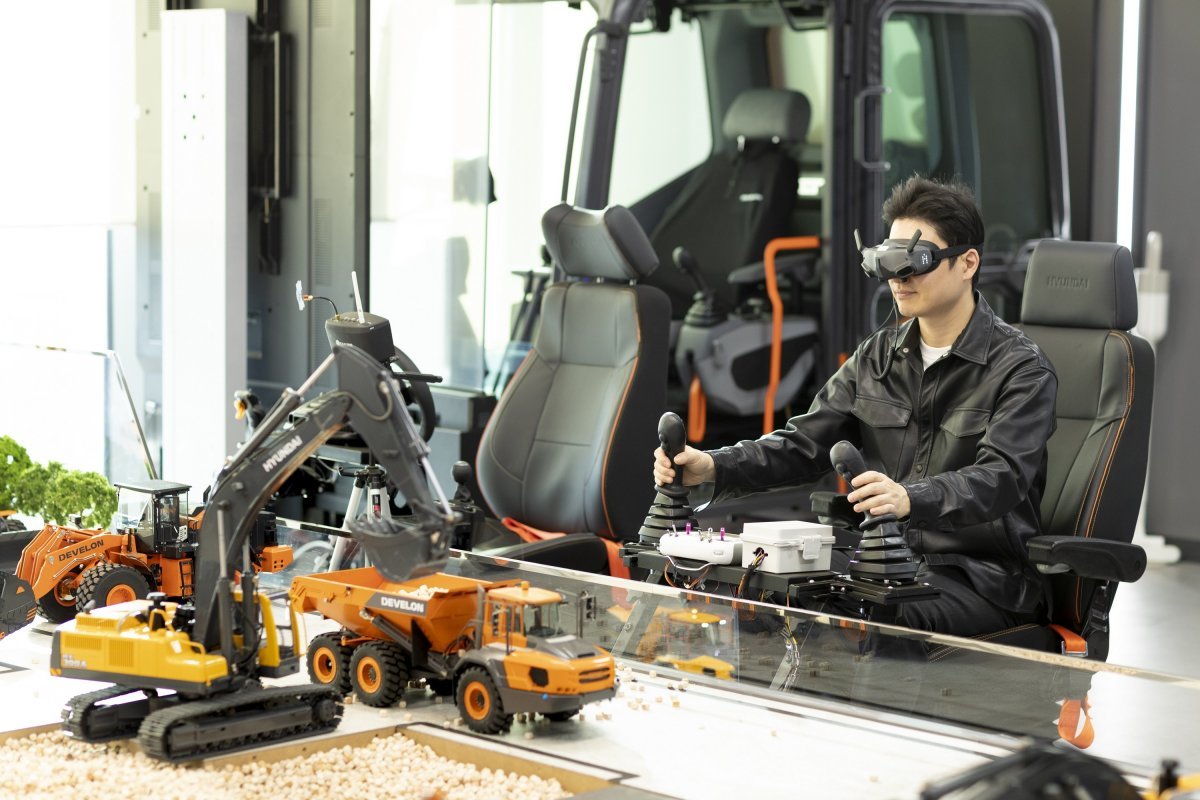 경기 성남시 판교 HD현대 글로벌R&D센터(GRC)에서 한 직원이 가상현실(VR)을 활용해 굴착기 운전을 배우고 있다. HD현대사이트솔루션 제공