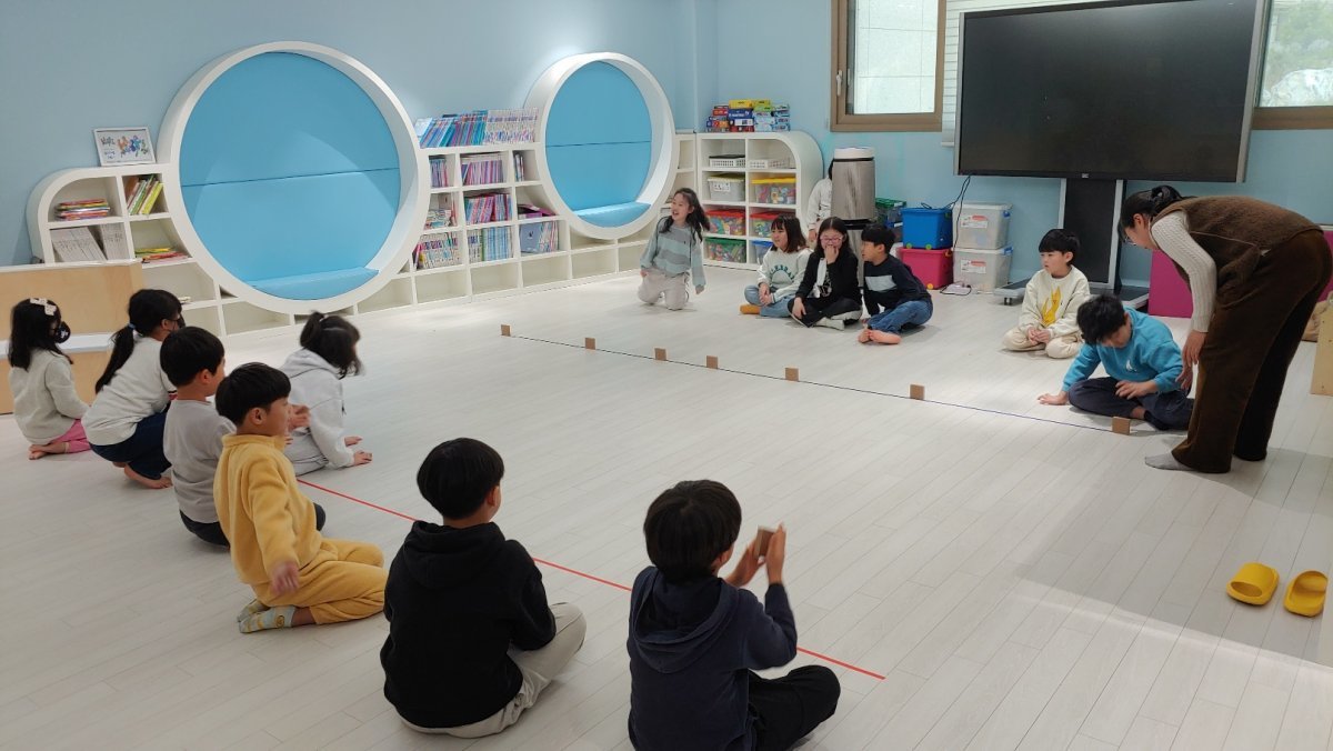 대전호수초등학교에서 아이들이 마을돌봄교실 놀이 활동을 하고 있다.  대전호수초 제공
