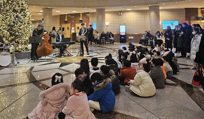 지난해 12월 서울 서초구 예술의전당 오페라극장. 국립발레단의 ‘호두까기 인형’ 공연이 시작되기 전 관객들이 로비에서 펼쳐지는 재즈밴드 연주를 감상하고 있다. 예술의전당 제공