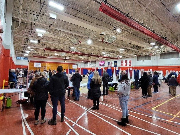 While New Hampshire's primary vote is underway on the 23rd (local time) to select each party's candidates for the U.S. presidential election in November, voters cast their votes at a polling place set up at 'Pinkerton Academy' in Derry, New Hampshire. are waiting in line to do so.  2024.01.23.