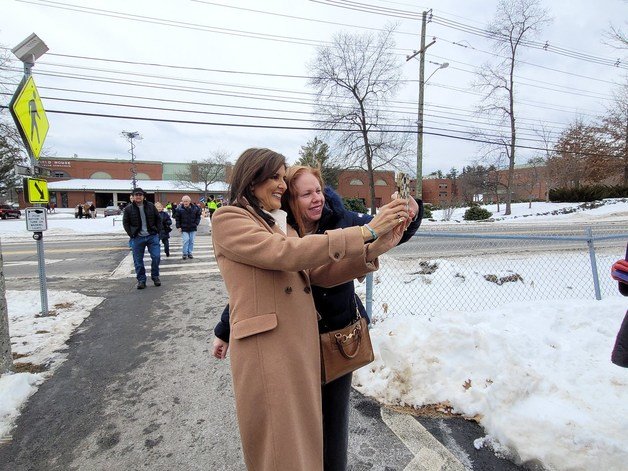 While New Hampshire's primary vote to select each party's candidates for the upcoming U.S. presidential election in November is underway on the 23rd (local time), former United Nations Ambassador Nikki Haley, who is running for the Republican presidential nomination, is attending 'Pinker' in Derry, New Hampshire. Visiting the 'Turn Academy' polling station and taking pictures with supporters.  2024.01.23.