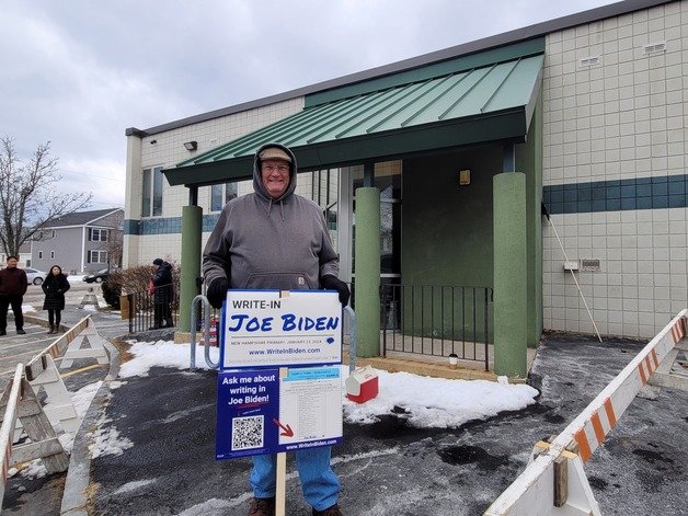 A Democratic Party volunteer is campaigning for U.S. President Joe Biden's 'write-in vote' at a polling place in Manchester on the 23rd (local time) when the New Hampshire primary voting began.  2024.01.23.