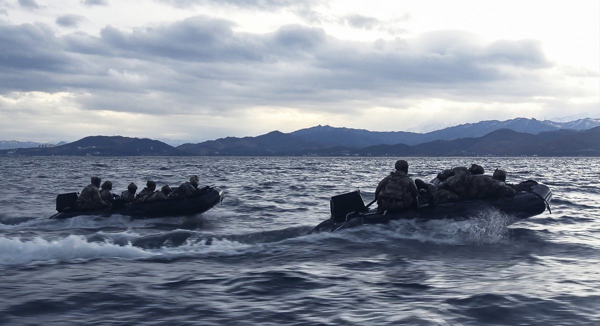 해군특수전전단 특전요원(UDT/SEAL)들이 16일부터 25일까지 혹한기 훈련을 실시하고 있는 가운데  18일 강원도 동해안 일대에서 고속고무보트 항해 훈련을 실시하고 있다.해군 제공
