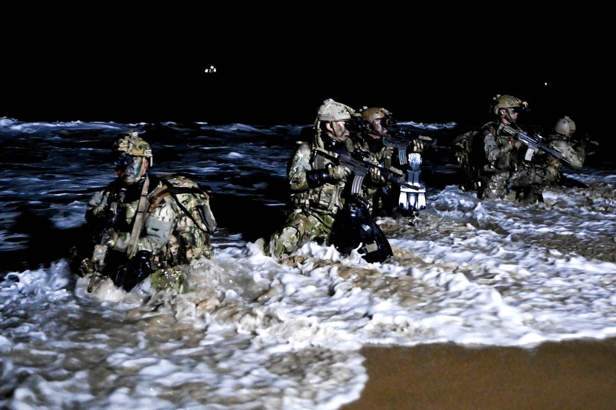 해군특수전전단 특전요원(UDT/SEAL)들이 16일부터 25일까지 혹한기 훈련을 실시하고 있는 가운데 17일 강원도 동해안 일대에서 해안침투 훈련을 실시하고 있다. 해군 제공