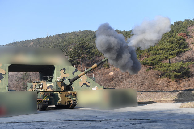 북한군이 서북도서 지역에서 해안포 도발을 감행한 5일 오후 인천 옹진군 연평도에서 국군 K-9 자주포가 해상사격훈련을 하고 있다. (국방부 제공) 2024.1.5