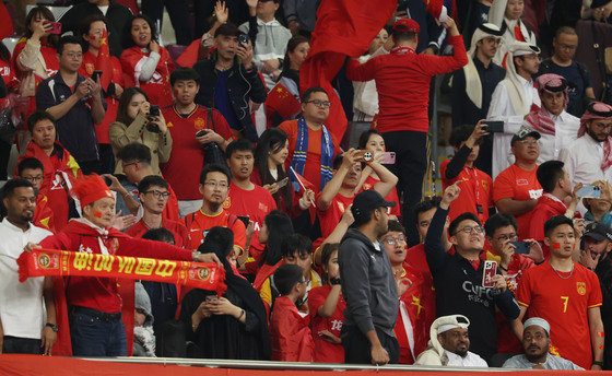 중국 축구팬들이 22일(현지시간) 카타르 도하 칼리파 인터내셔널 스타디움에서 열린 2023 아시아축구연맹(AFC) 카타르 아시안컵 조별리그 A조 조별리그 3차전 카타르와 중국의 경기에서 0-1로 패배한 중국 선수들을 격려하고 있다. 2024.1.23 뉴스1