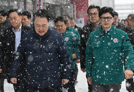 윤석열 대통령과 한동훈 국민의힘 비상대책위원장이 23일 충남 서천 특화시장 화재 현장을 나란히 방문해 피해 상황을 점검하고 있다. (대통령실 제공) 2024.1.23/뉴스1