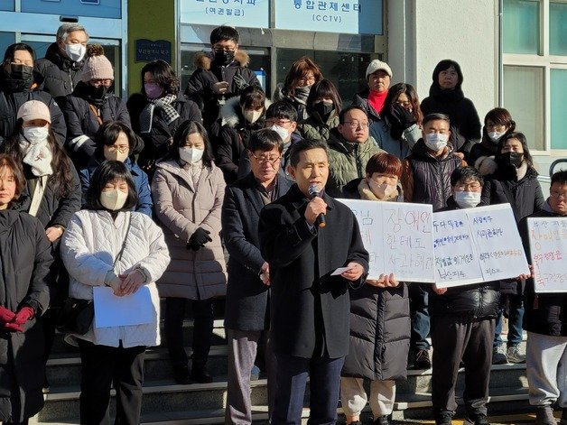 오태원 부산 북구청장이 24일 북구청 앞에서 논란이 된 장애인 차별 발언에 대해 공식 사과하고 있다.2024.1.24. 뉴스1