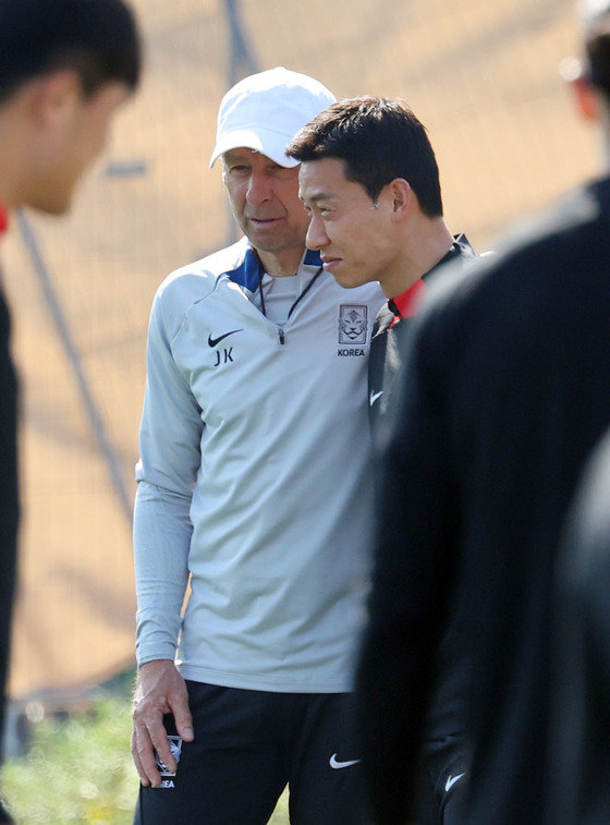 2023 아시아축구연맹(AFC) 카타르 아시안컵에 출전 중인 대한민국 축구대표팀 위르겐 클린스만 감독과 김태환이 23일(현지시간) 카타르 도하 알 에글라 트레이닝 센터에서 대화하고 있다. 2024.1.23 뉴스1