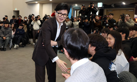 한동훈 국민의힘 비상대책위원장이 24일 오후 서울 동작구 숭실대학교 한경직기념관에서 열린 ‘함께하는 대학생의 미래’ 대학생 현장간담회에서 대학생들과 악수를 하고 있다. 2024.1.24/뉴스1