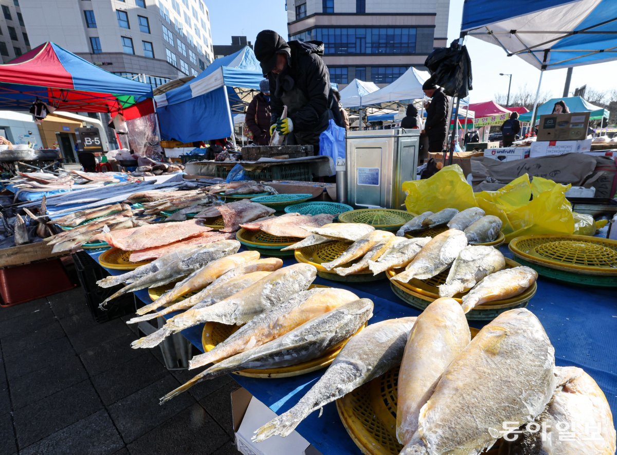 24일 경기도 성남시 모란민속5일장에서 냉동 부세가 판매되고 있는 가운데 꽁꽁 얼어있다. 성남=이한결 기자 always@donga.com