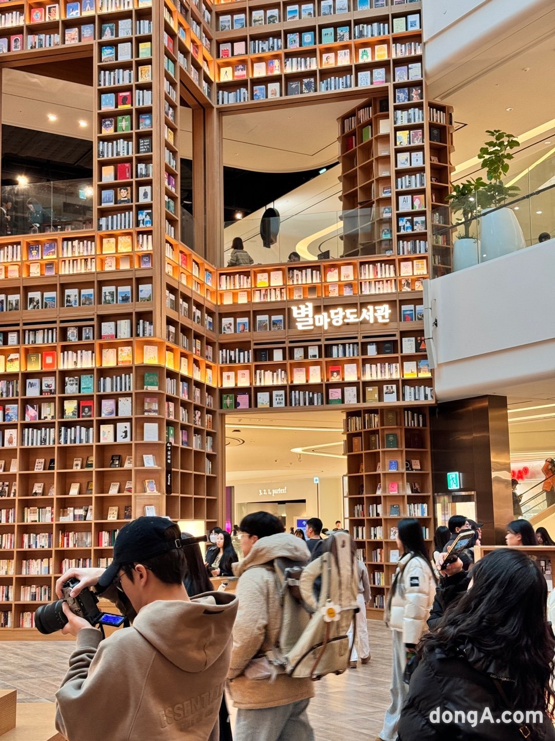 24일 가오픈한 스타필드 수원에는 평일 낮인데도 불구하고 구경을 나온 시민들로 가득하다. 사진=윤우열 동아닷컴 기자 cloudancer@donga.com