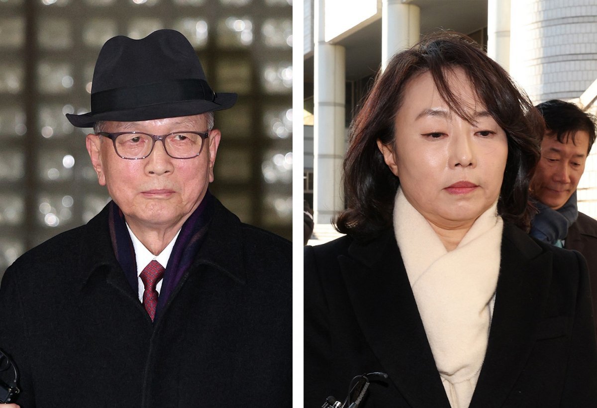 김기춘 전 대통령비서실장과 조윤선 전 문화체육관광부 장관이 24일 오후 서울 서초구 고등법원에서 열린 박근혜 정부 당시 ‘문화계 블랙리스트’ 사건 관련 파기환송심에서 각각 징역 2년, 징역 1년 2개월을 선고받은 뒤 법원을 나서고 있다. 2024.1.24. 뉴스1