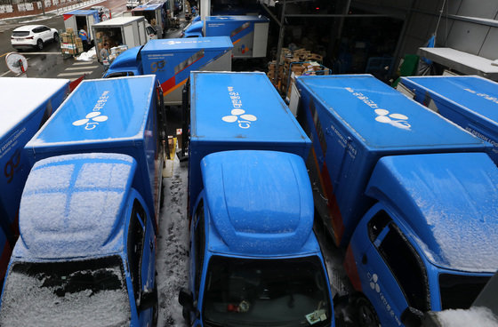 서울의 한 CJ대한통운택배 터미널에서 택배기사들이 배송 준비작업을 하고 있다. 2023.1.26/뉴스1