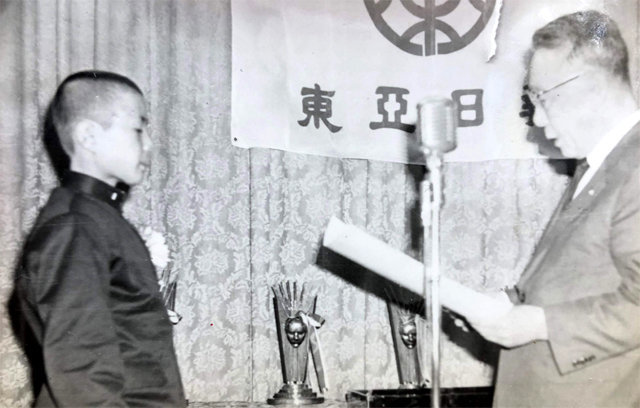 1968년 제5회 동아연극상 시상식에서 특별상을 받은 배우 송승환 씨(왼쪽). 송승환 씨 제공