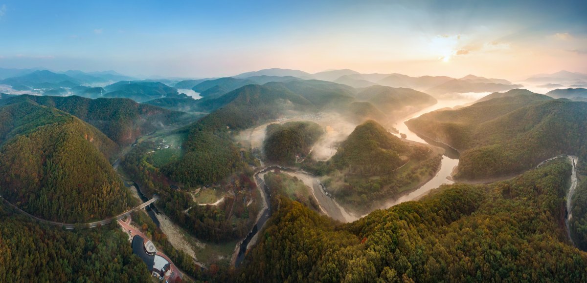 한반도 선사 문화의 걸작으로 불리는 울산 ‘반구천의 암각화’가 유네스코 세계유산 등재에 도전한다. 사진은 세계유산 구역으로 신청한 반구천의 암각화 일원. 울산시 제공