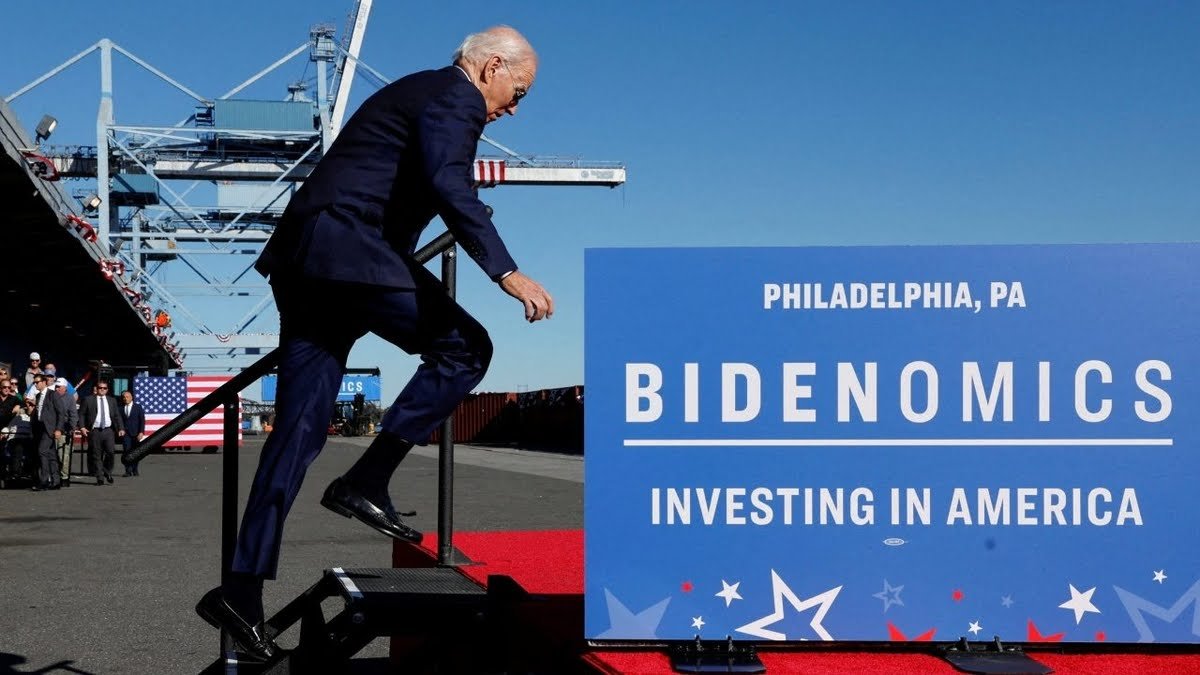 ‘바이드노믹스’(Bidenomics) 슬로건이 세워진 유세 무대에 오르려다 넘어진 조 바이든 미국 대통령. 백악관 홈페이지