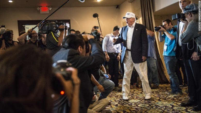 2016년 대선에 출마한 도널드 트럼프 후보가 텍사스 국경지대를 방문했을 때 처음 ‘미국을 다시 위대하게’ 모자를 쓰고 등장한 모습. 위키피디아