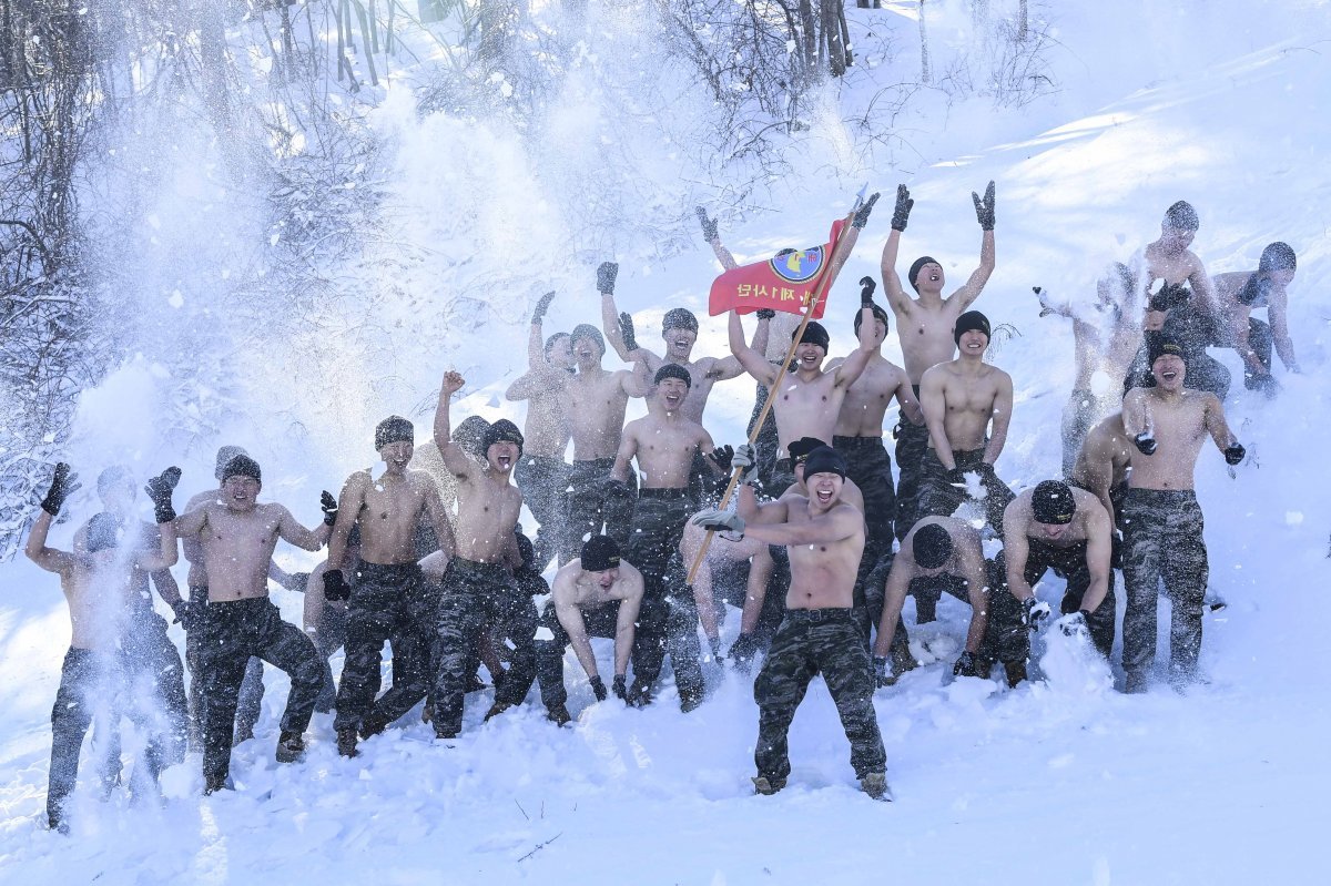 24일 해병대 1사단 수색대대원들이 강원도 평창 산악종합훈련장에서 동계 설한지 훈련을 하고 있다. (해병대1사단제공)2024.1.24/뉴스1