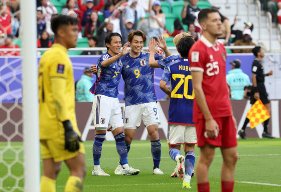 일본 우에다 아야세가 24일(현지시간) 카타르 도하 알투마마 스타디움에서 열린 2023 아시아축구연맹(AFC) 카타르 아시안컵 조별리그 D조 조별리그 3차전 일본과 인도네시아의 경기에서 멀티골을 넣은 후 동료 선수들과 하이파이브를 하고 있다. 2024.1.24/뉴스1