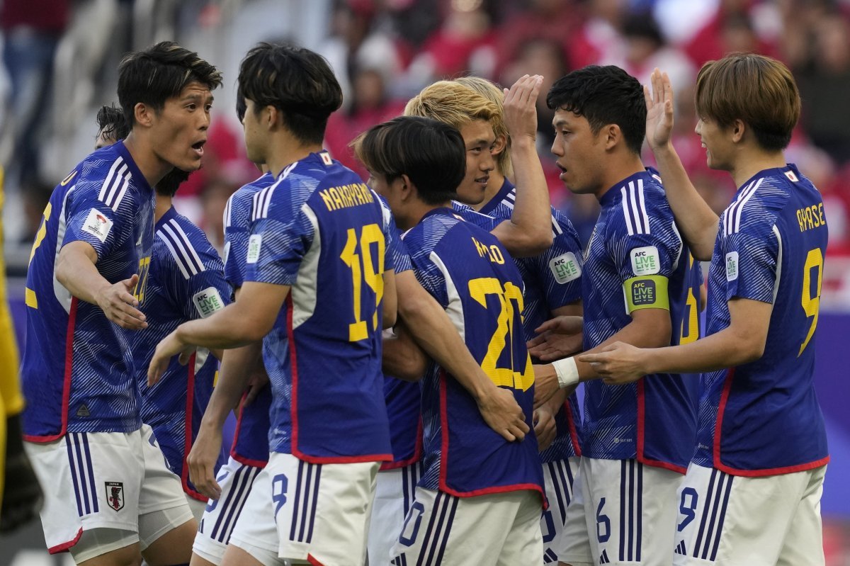 일본 축구대표팀의 우에다 아야세(오른쪽·9번)가 24일 열린 인도네시아와의 아시안컵 조별리그 D조 최종 3차전 전반 6분 페널티킥으로 선제골을 넣은 뒤 동료들과 기쁨을 나누고 있다. 일본은 인도네시아를 3-1로 꺾고 D조 2위로 16강에 올랐다. 도하=AP 뉴시스